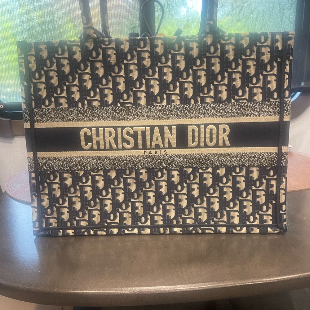 Large Dior Book Tote Blue
Dior Oblique Embroidery (42× 35 × 18.5 cm)